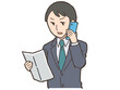 © Shirato - 書類を見ながらスマートフォンで電話対応をするスーツの男性