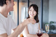 © maroke - バーでお酒を飲むカップル