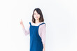 © maroke - エプロンを着ておすすめを示す若い女性