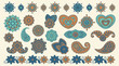 © AnaiChan - Eine Sammlung von Ornamenten und Mustern im Paisley- und Mandala-Stil in Blau- und Orangetönen auf cremefarbenem Hintergrund.