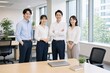 © AiPhoto - 窓際の会議室で並ぶクールビズの四人