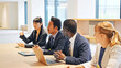 © metamorworks - 会議する多国籍ビジネスパーソンのグループ