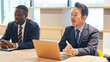 © metamorworks - 会議する多国籍ビジネスパーソンのグループ