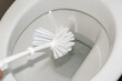 © Tobias - WC im modernen Bad – Keramiktoilette mit minimalistischem Design