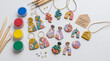 © Aromas - Kit de manualidades con arcilla polimérica de colores, herramientas de modelado, pintura y barniz sobre fondo blanco. Vista superior.