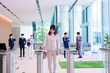 © maroke - 落ち込んだ気持ちでオフィス出社する女性