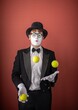 © Nomad_Soul - Male mime juggling tennis balls