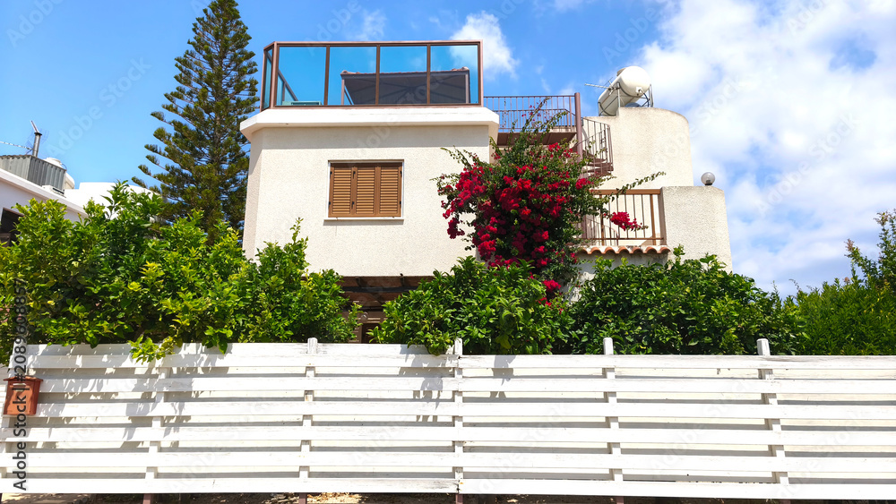 Weißes mediterranes Ferienhaus mit Garten und Bougainvillea