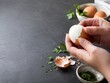 © Serjio - Preparación de huevos con cáscara rota en la cocina