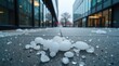 © Leonardo - Grandes piedras de granizo cubriendo una acera de hormigón moderna frente a edificios de oficinas