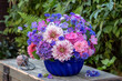 © Natalia Greeske - Blumen-Arrangement mit Dahlien, Rosen, Hortensienblüten, Federnelken, Wiesenstorchschnabel in alter Gugelhupfform im Sommergarten