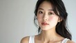 © SoftFlower - オーガニックスキンケアイメージ・敏感肌の日本人女性のナチュラルビューティーポートレート（オフホワイト・コピースペースあり）, Japanese Woman Sensitive Skin Organic Natural Skincare Portrait Off-White Background Copy Space