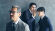 © metamorworks - 上司の悪口を言う部下たち。不満、ビジネス、企業、社長、経営者、イライラ、転職、疑問、不正、不祥事