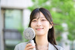© Yamatatsu - ハンディファンを使う日本人女性