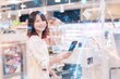 © maroke - スーパーで買い物をする女性