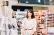 © maroke - スーパーで買い物をする女性