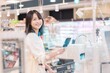 © maroke - スーパーで買い物をする女性