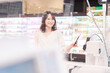 © maroke - スーパーで買い物をする女性