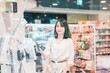 © maroke - スーパーで買い物をする女性