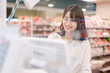 © maroke - スーパーで買い物をする女性