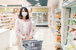 © maroke - スーパーで買い物をする女性
