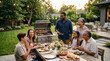 © Maxime - Famille multigénérationnelle heureuse partageant un repas de barbecue dans le jardin en été