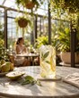 © Serjio - Una bebida refrescante en un ambiente de jardín lleno de plantas