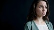 © maite - Retrato de mujer joven con expresión de preocupación, miedo y ansiedad sobre fondo oscuro con espacio para texto