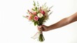 © Leonardo - Mano femenina sosteniendo suavemente un ramo de flores silvestres recién recogidas