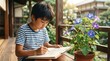 © Stingray_Japan - 昭和の日本人小学生：ベランダで朝顔の鉢植えを真剣な表情で見つめ、夏休みの宿題で観察日記のスケッチを描く日本人小学生男子のクローズアップポートレート