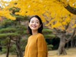 © Jumpei - 黄金色に染まるイチョウ並木で幸せそうに微笑む女性