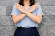 © Jumpei - 女性が腕を組みバツ印のポーズで拒否の意思表示