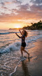 © Argiduna - Mujer disfrutando de las olas al atardecer en una playa, con los brazos en alto y una gran sonrisa, transmitiendo libertad, felicidad y la esencia del verano.