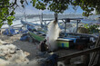 © JJfoto - Pêcheur réparant son filet sur une plage de Bali