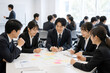 © SB - 新入社員研修でグループワークを行う若手社員