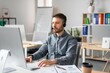© Prostock-studio - Focused Male Call Center Agent In His 30s Working At Desk With Computer And Headset, Engaged In Customer Communication In Modern Office Setting, Business Concept.