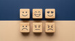 © InoStudiox - Cubes en bois illustrant différentes émotions et niveaux de satisfaction