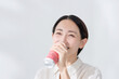 © naka - エナジードリンクを飲む女性
