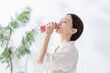 © naka - エナジードリンクを飲む女性