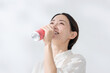 © naka - エナジードリンクを飲む女性