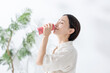 © naka - エナジードリンクを飲む女性