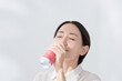 © naka - エナジードリンクを飲む女性