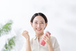 © naka - エナジードリンクを飲む女性