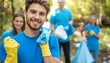© EBG Stock Studio - Grupo de voluntarios recogiendo residuos en un parque con guantes y bolsas azules durante una actividad de limpieza comunitaria