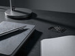 © David Martínez - Escritorio de oficina elegante con cuaderno de notas, pluma estilográfica, clips de papel y lámpara de mesa