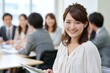 © Jumpei - 会議室で活躍する笑顔の日本人女性ビジネスパーソン