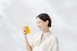 © naka - ペットボトルのお茶を飲む女性