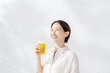 © naka - ペットボトルのお茶を飲む女性