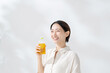 © naka - ペットボトルのお茶を飲む女性