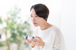 © naka - ゲームをする女性